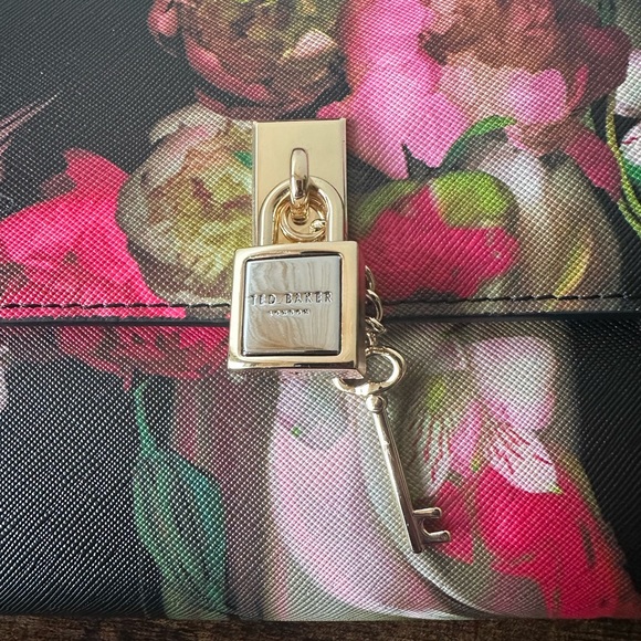 Ted Baker Black Bag Gold Chain Crossbody with Floral Design Lock Key Charm NWT - Picture 5 of 9